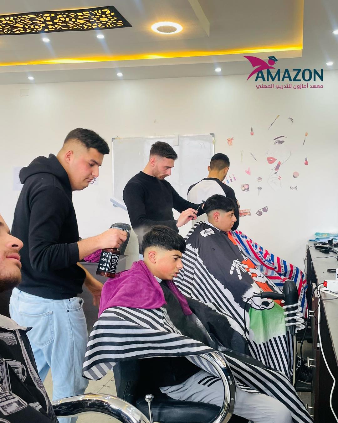 تطبيقات عملية لطلاب دورة الحلاقة الرجالية في معهد امازون للتدريب المهني 