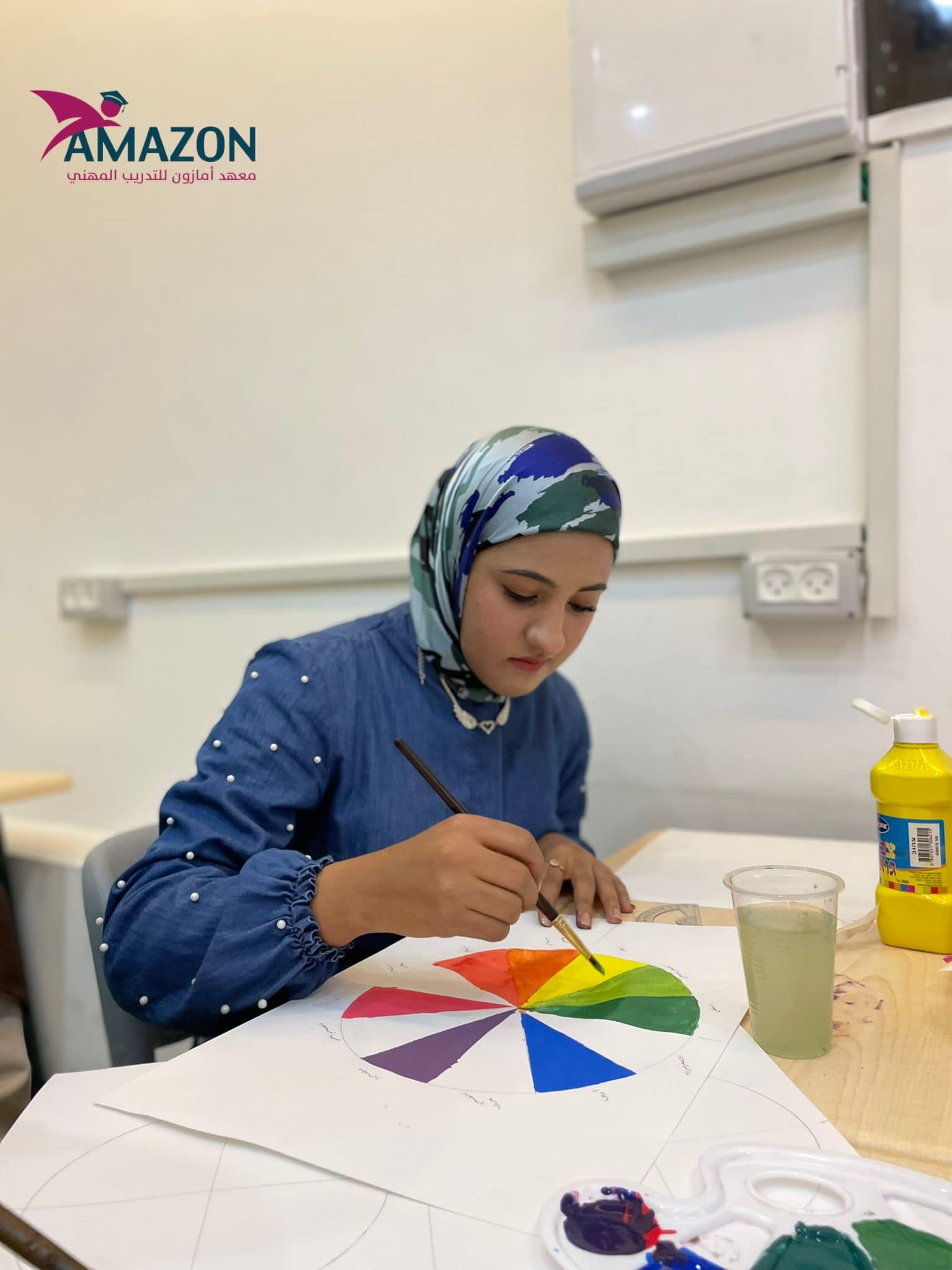  طلاب تخصص الديكور والتصميم الداخلي في حصة عجلة الألوان