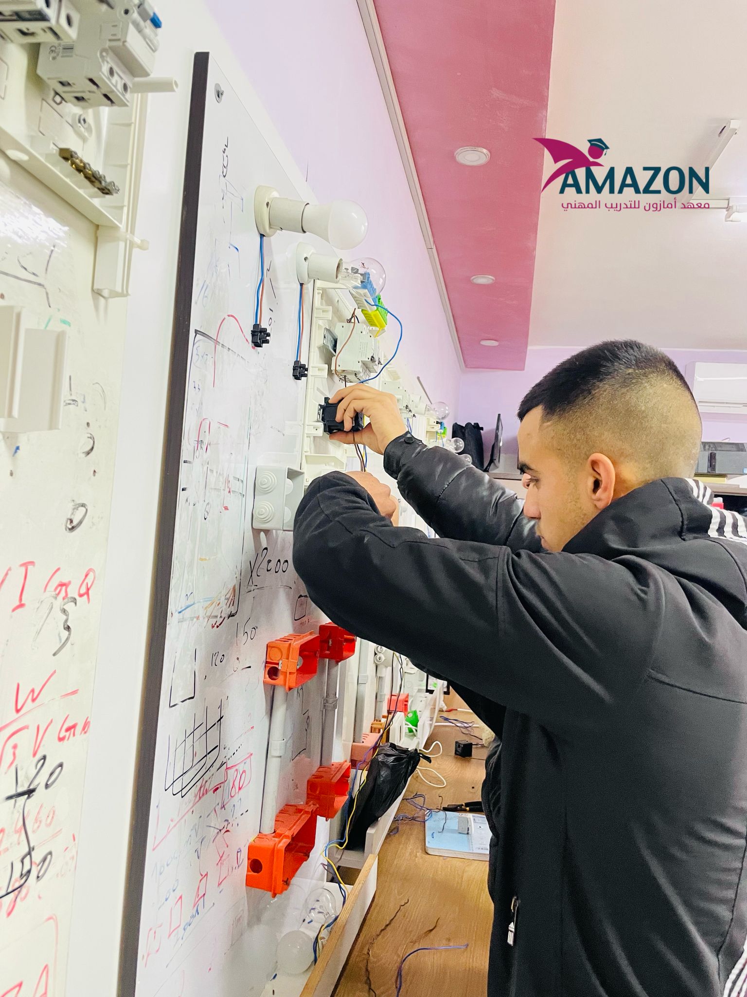  تخصص التمديدات الكهربائية الصناعية و المنزلية 