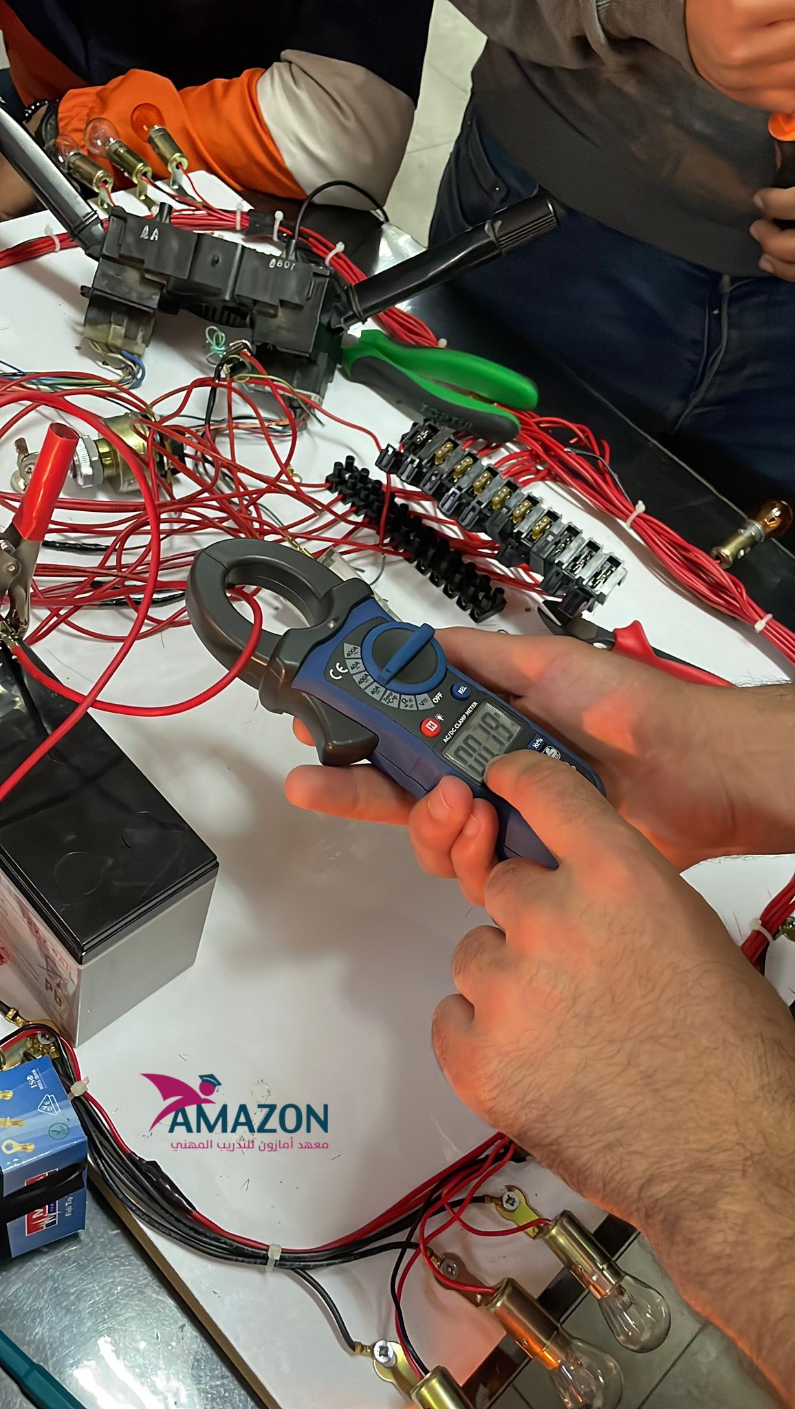  كهرباء السيارات في معهد أمازون للتدريب المهني