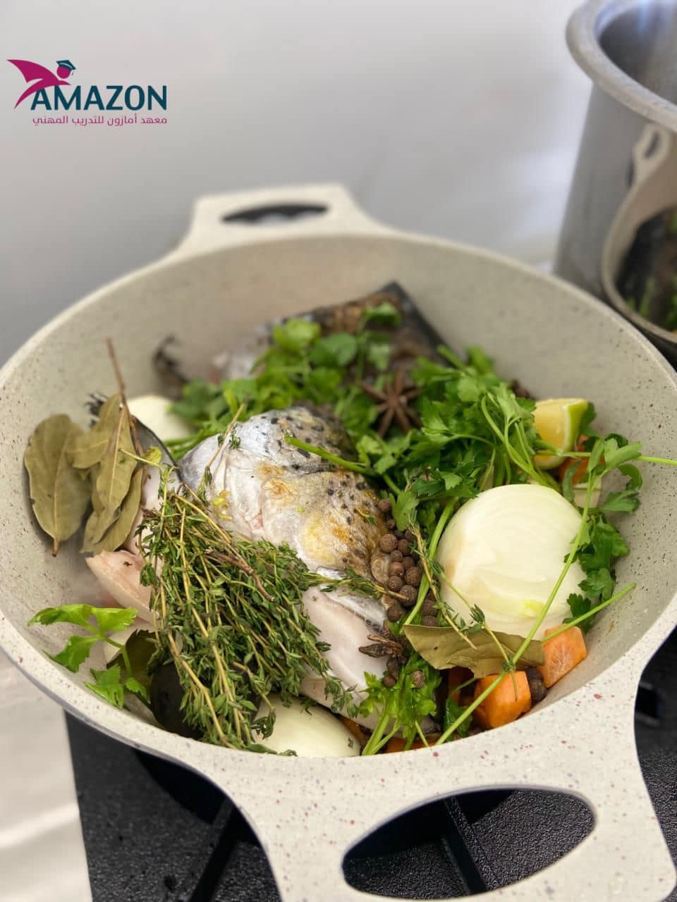  تحضير مرق الطعام الفاخر من عظام السمك والدجاج والعجل