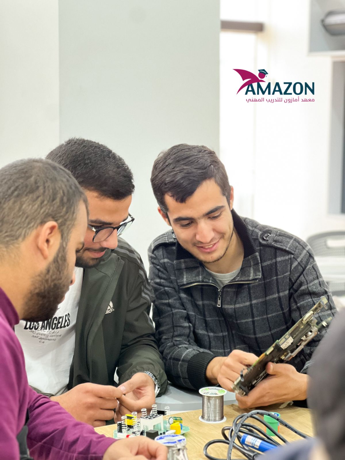 طلاب تخصص الصيانة الشاملة والشبكات بمعهد أمازون يتألقون في حصتهم العملية 