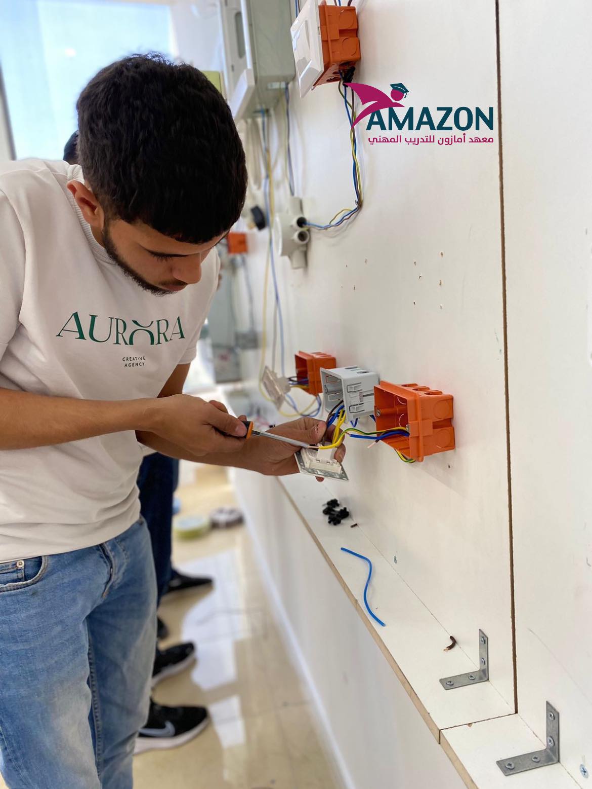 تخصص التمديدات الكهربائية الصناعية و المنزلية